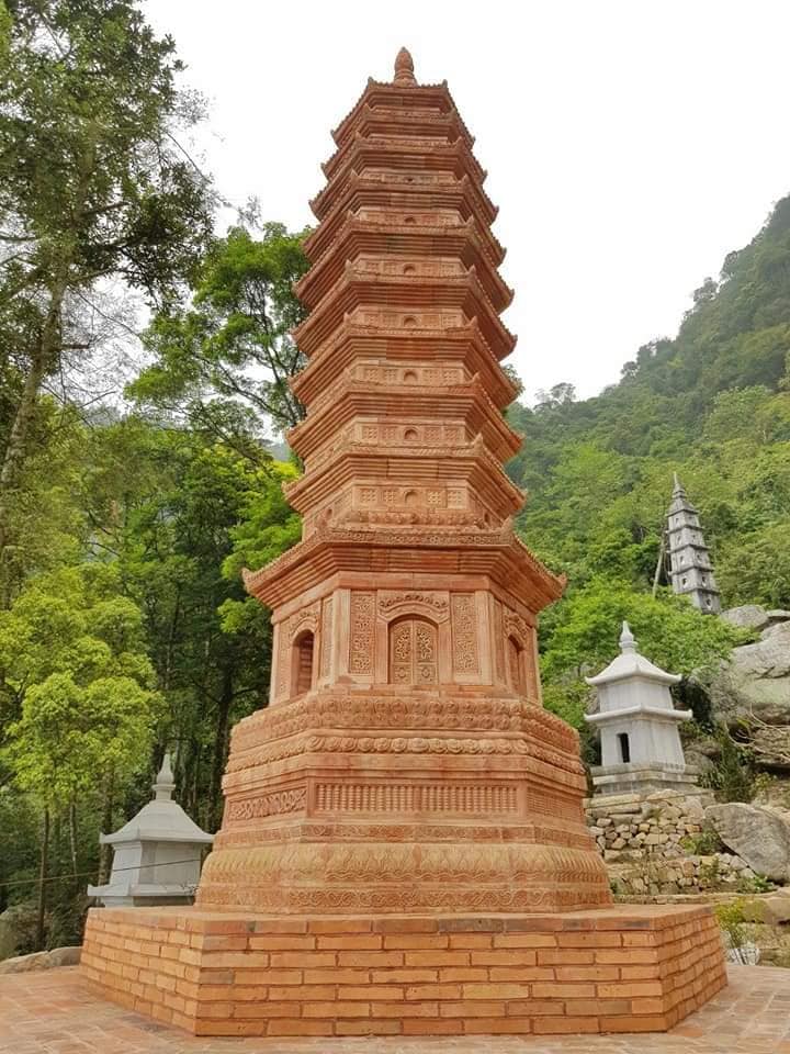 tháp trang trí khuôn viên vườn